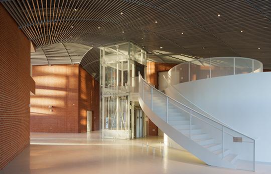 Lobby of the Edward and Joyce Linde Music Building (Photo by Ken’ichi Suzuki) Lobby of the Edward and Joyce Linde Music Building (Photo by Ken’ichi Suzuki)