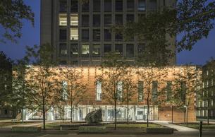 Moghadam Building (55) atrium exterior by night (© AW-ARCH / Photo: Florian Holzherr)