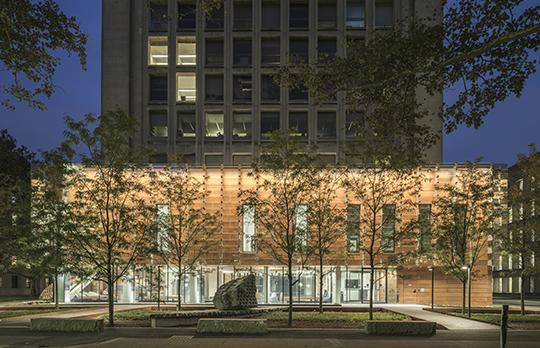 Moghadam Building (55) atrium exterior by night (© AW-ARCH / Photo: Florian Holzherr)