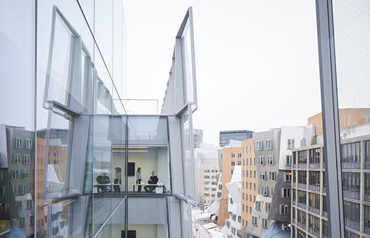 Exterior (Photo by Dave Burk © SOM)